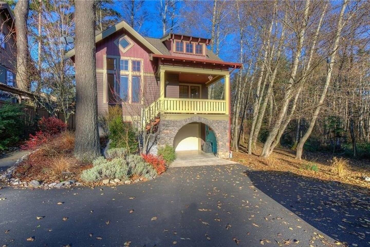Luxurious Home w/Hot Tub, 5 minute walk to town