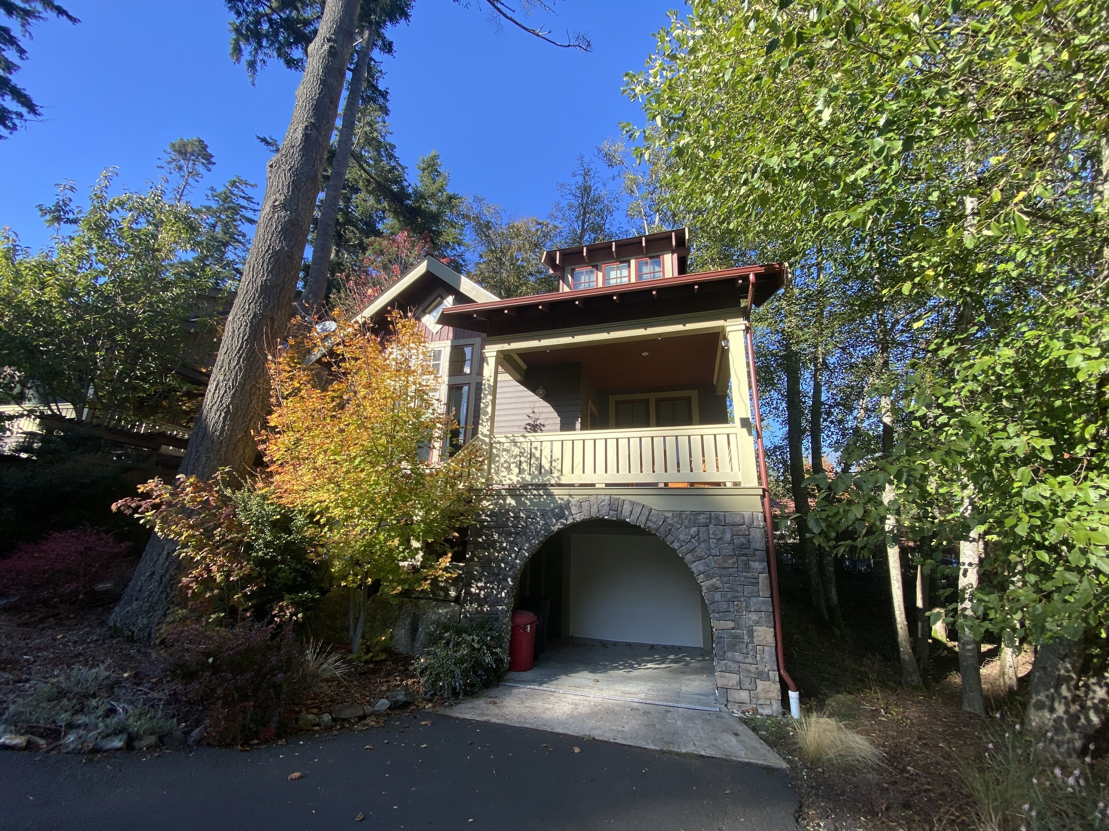 Luxurious newly updated townhouse, surrounded by woods, 5 minute walk to town.