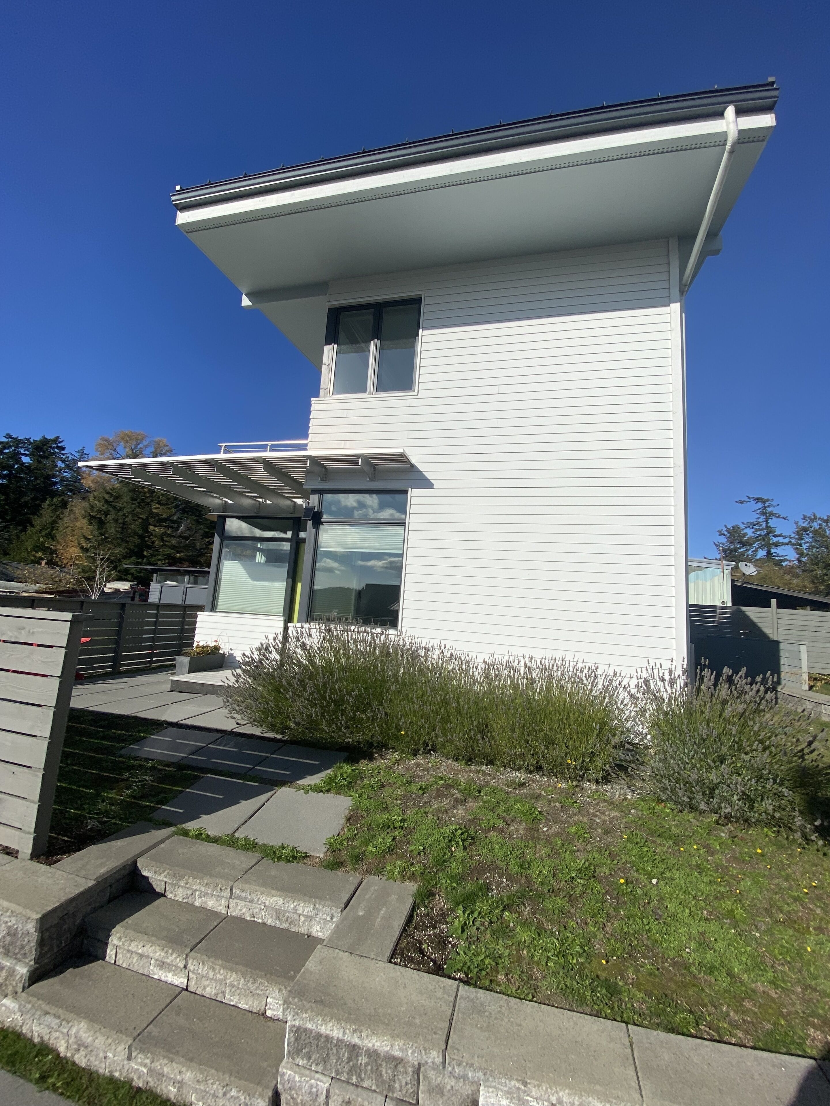 Beautiful new home in the center of town: walk to shops, cafes, galleries...