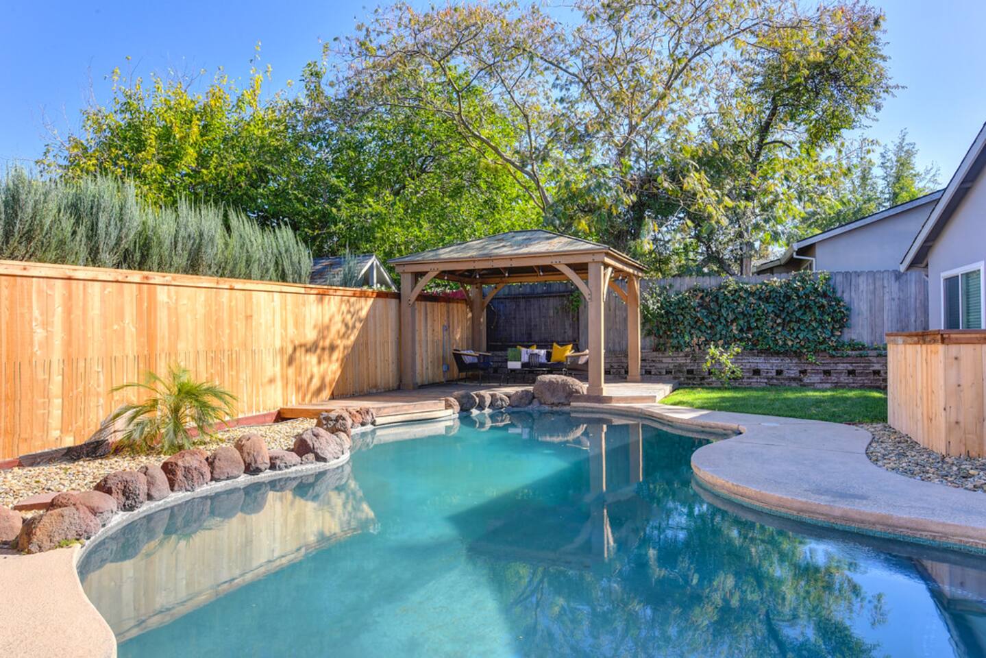 Luxury PALM HOUSE: 3BDw/Pool, Near Galleria Sac.