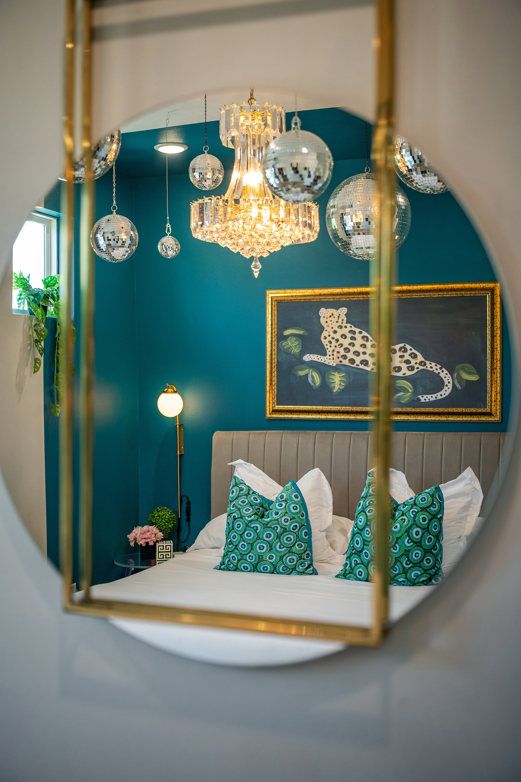 The Black House ● Aesthetic Stay in Downtown Houston with 9 beds, Hot Tub, Luxe Add-Ons