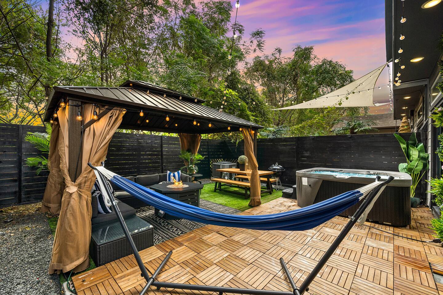 Black House - Downtown Elegance with HotTub and King Beds