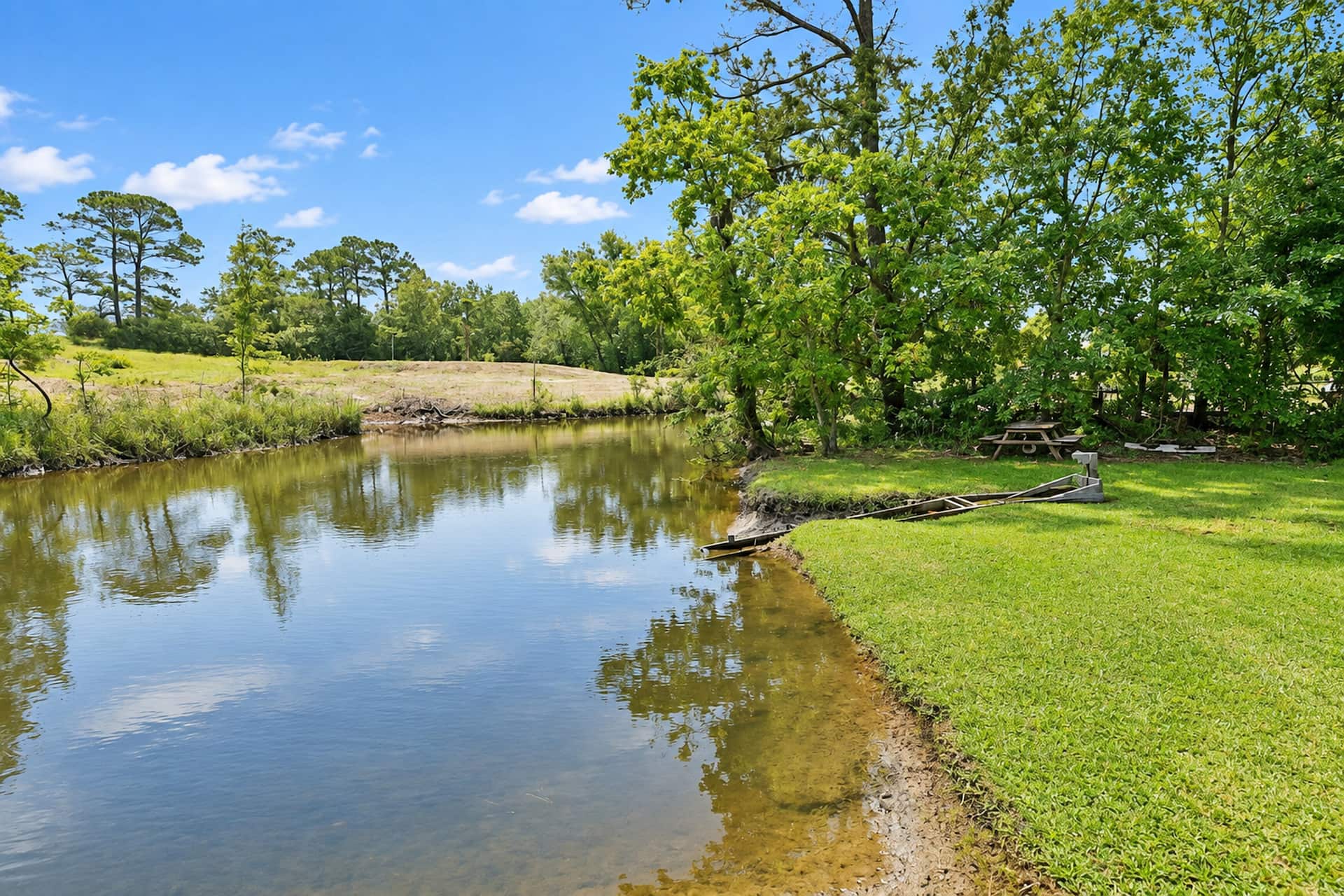 Bayou Waterfront Cottage with Backyard Fishing