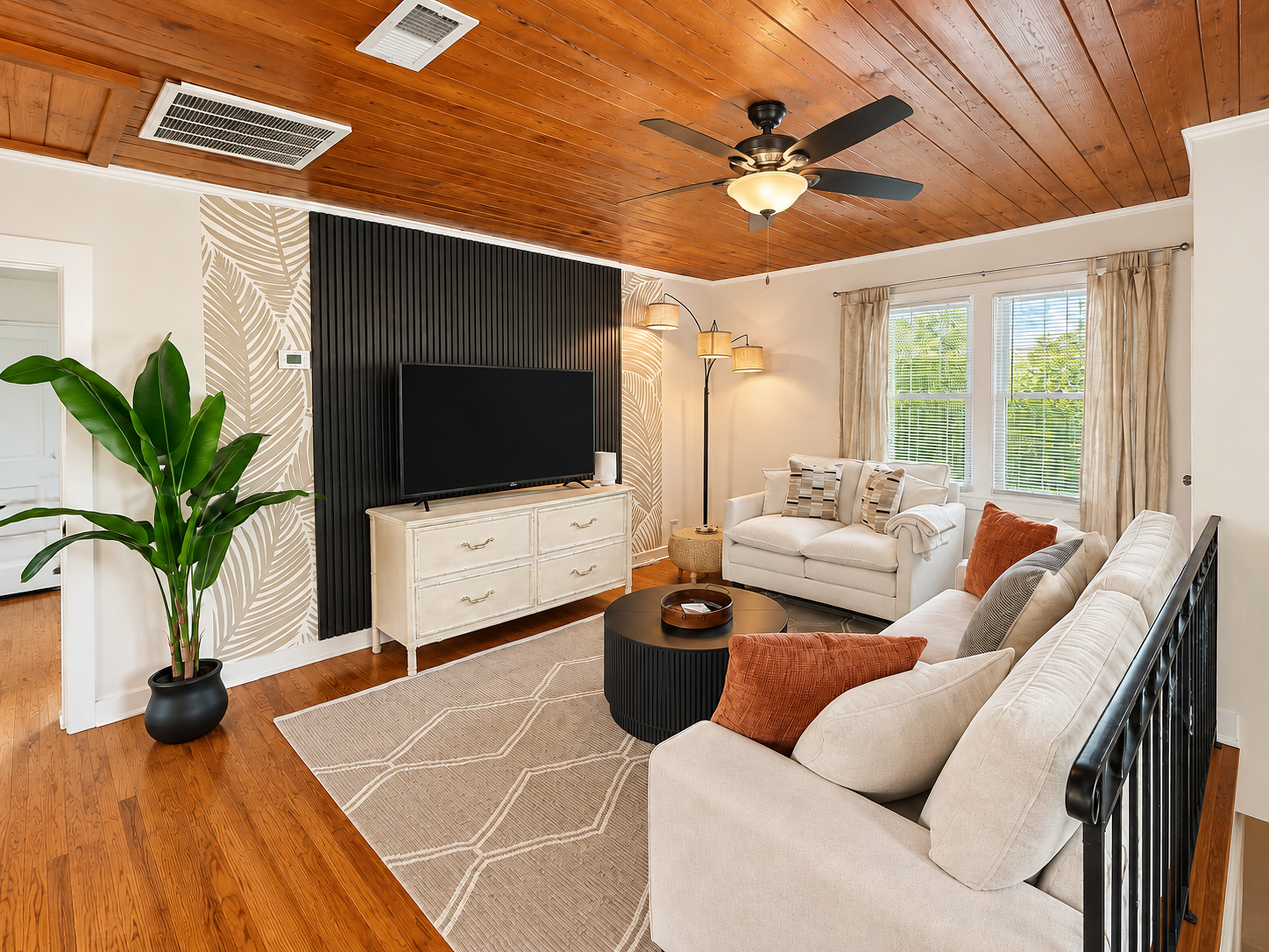 Cozy cottage by the Sea -near downtown with patio!