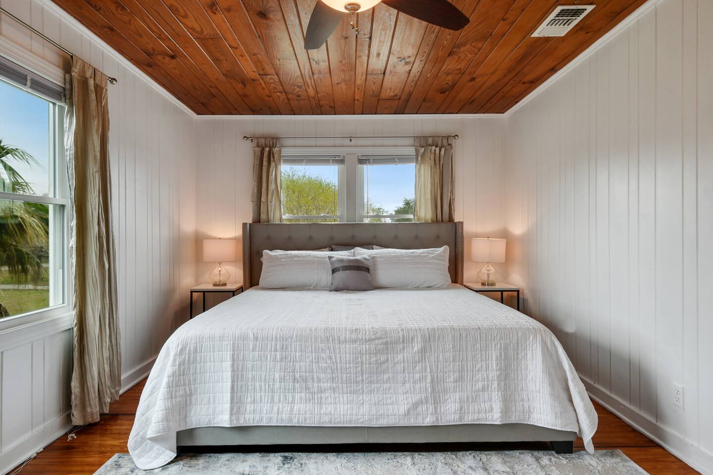 Cozy cottage by the Sea -near downtown with patio!