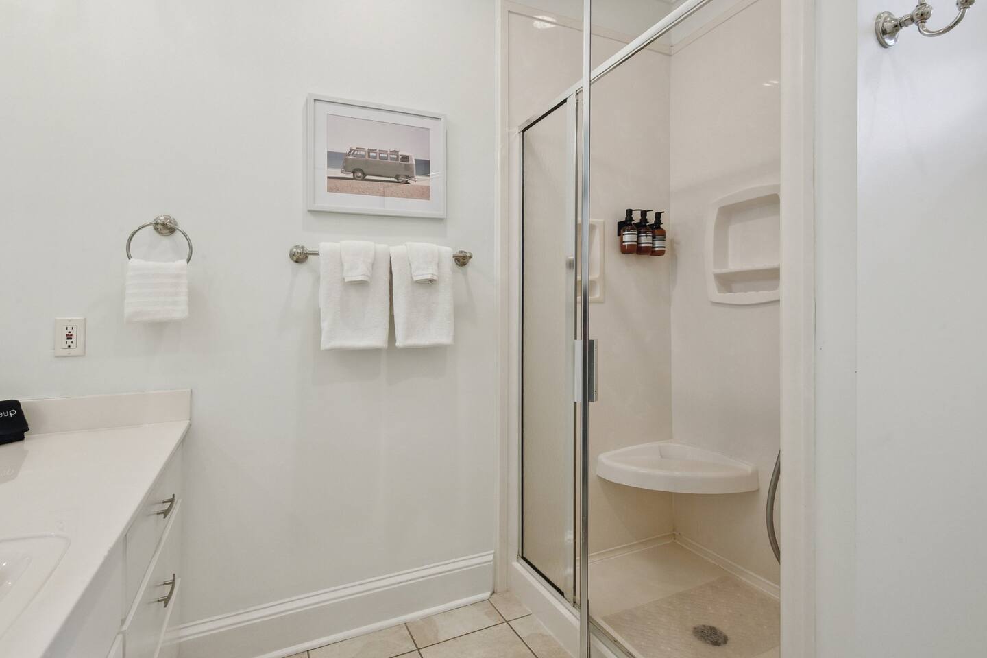 En -suite bathroom to King bedroom 2 - shared bathroom to hallway or King Bedroom 3