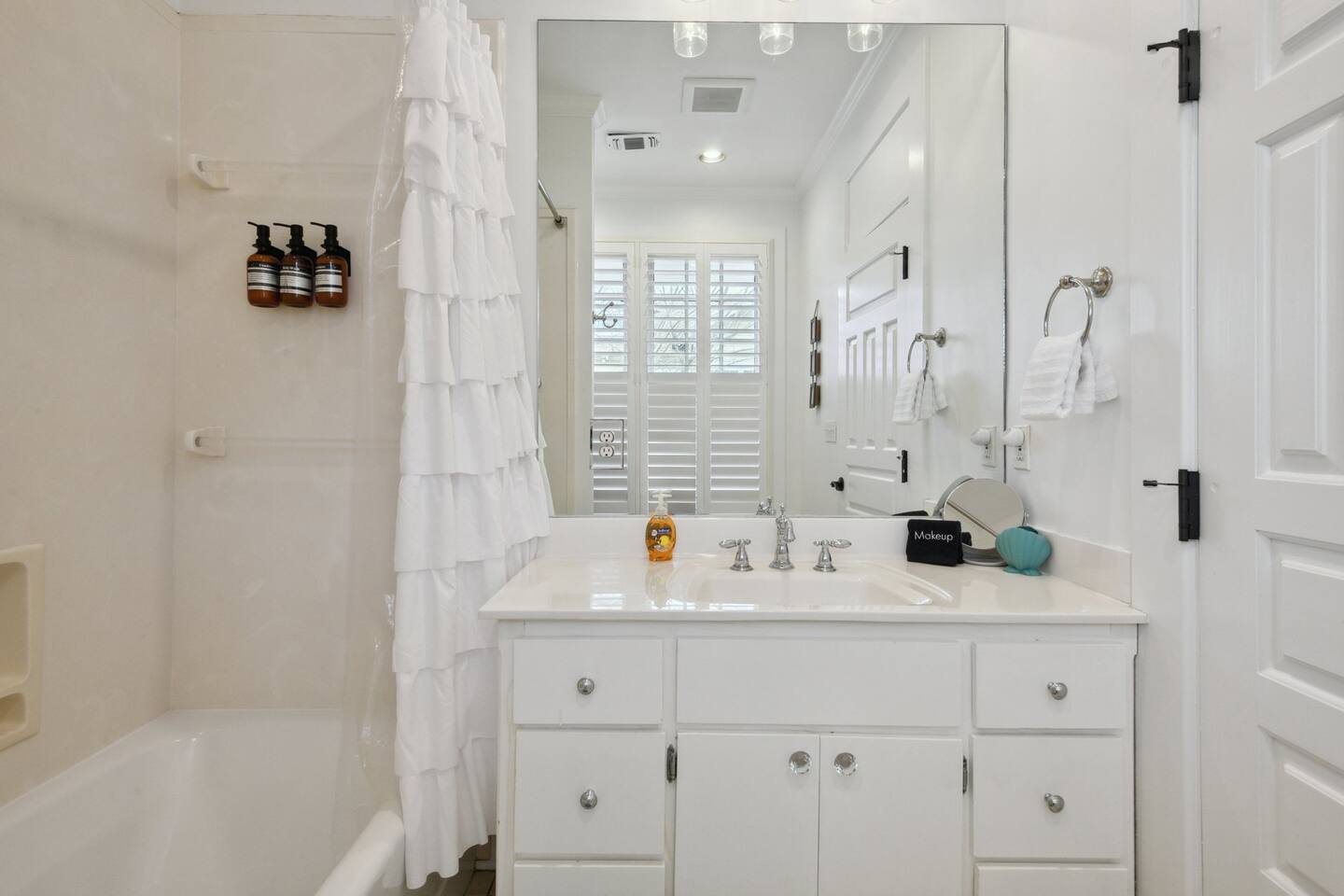 King bedroom 1 en-suite bathroom tub/shower combo