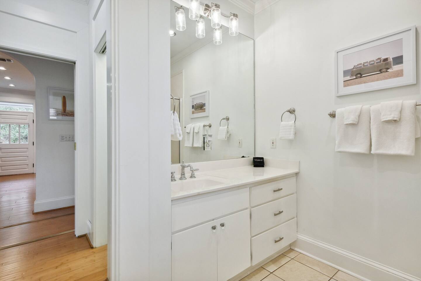 En-suite shared bathroom to King Bedroom 2, hallway, or King Bedroom 3