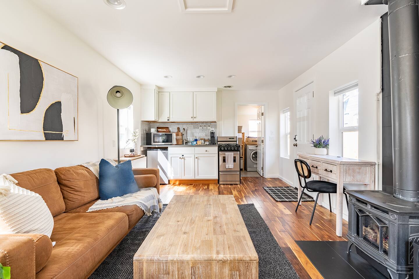Ballard Gem | Cozy 1BR Retreat Steps to Dining