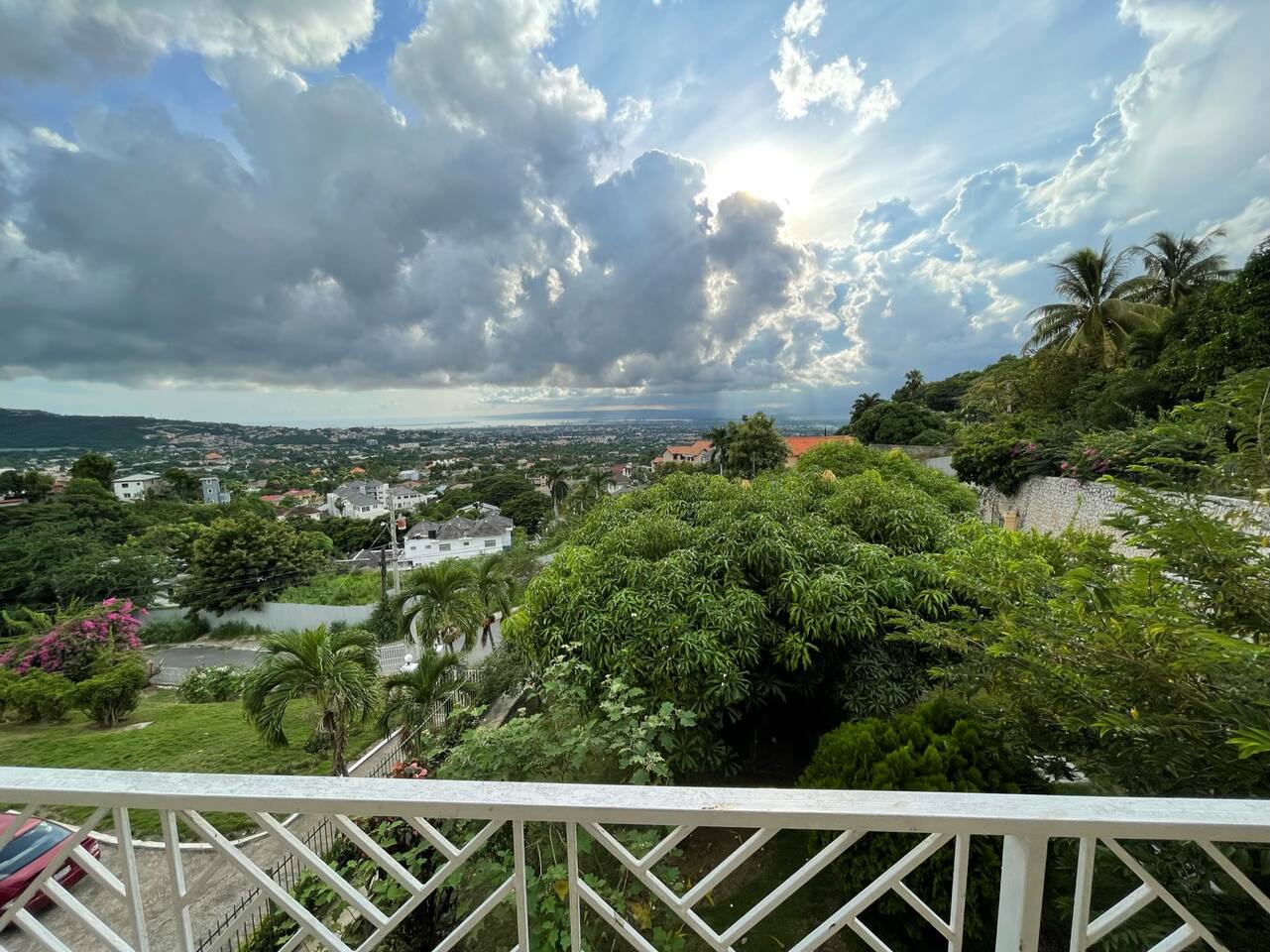 Mountain Spring Estate Overlooking the City - Holiday Home