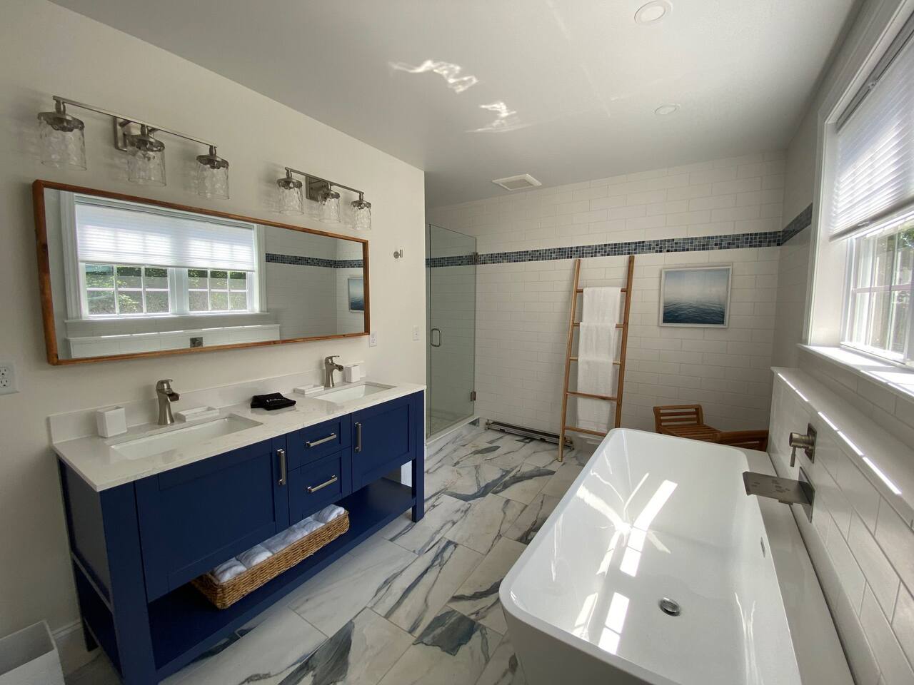 Luxury Apt, 5 Mins to Track/Skidmore/Downtown