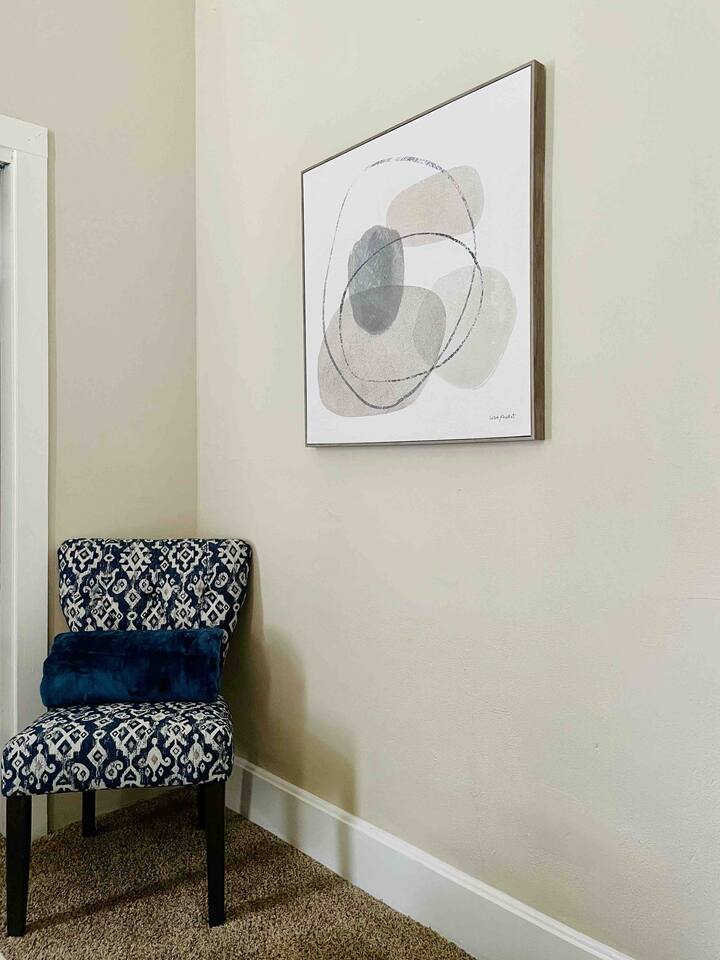 Abode à la Mode / Centrally Located 2BR/1BA Home