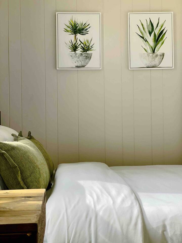 Abode à la Mode / Centrally Located 2BR/1BA Home photo 5