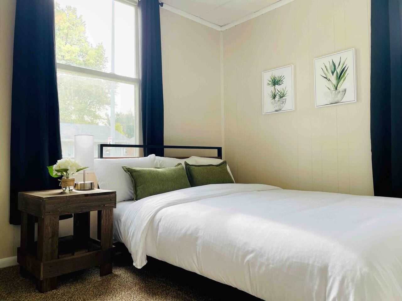 Abode à la Mode / Centrally Located 2BR/1BA Home