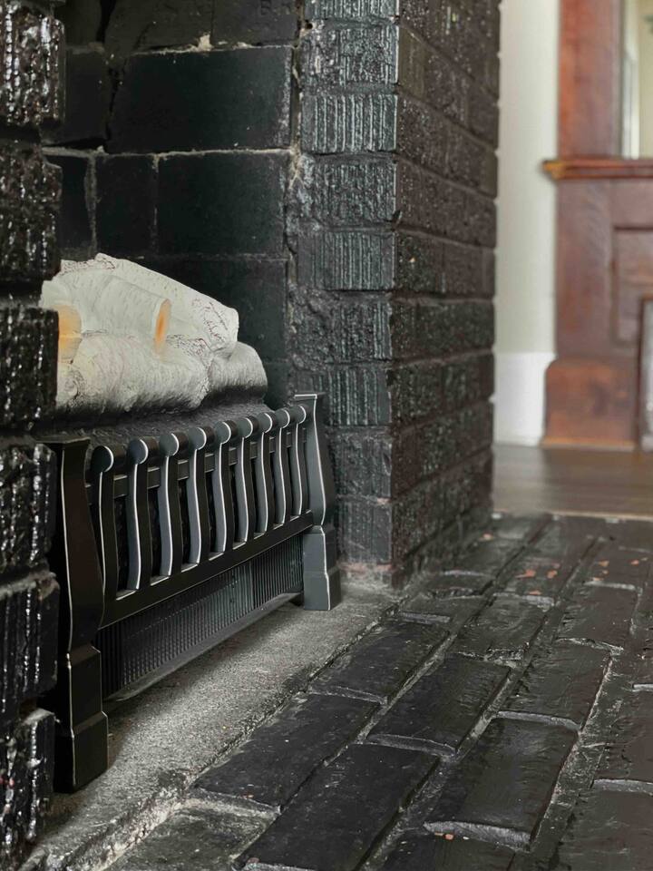 Abode à la Mode / Centrally Located 2BR/1BA Home