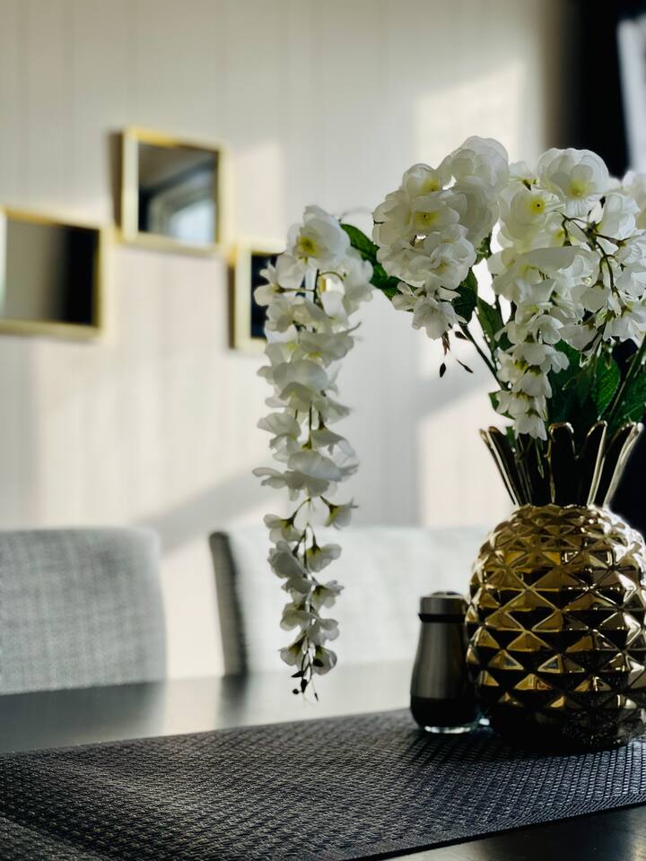 Abode à la Mode / Centrally Located 2BR/1BA Home