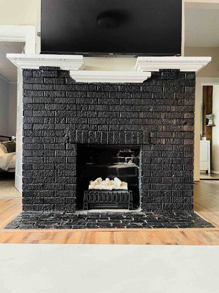 Abode à la Mode / Centrally Located 2BR/1BA Home