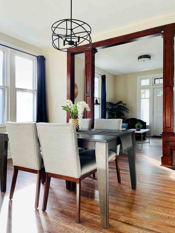 Abode à la Mode / Centrally Located 2BR/1BA Home photo 3