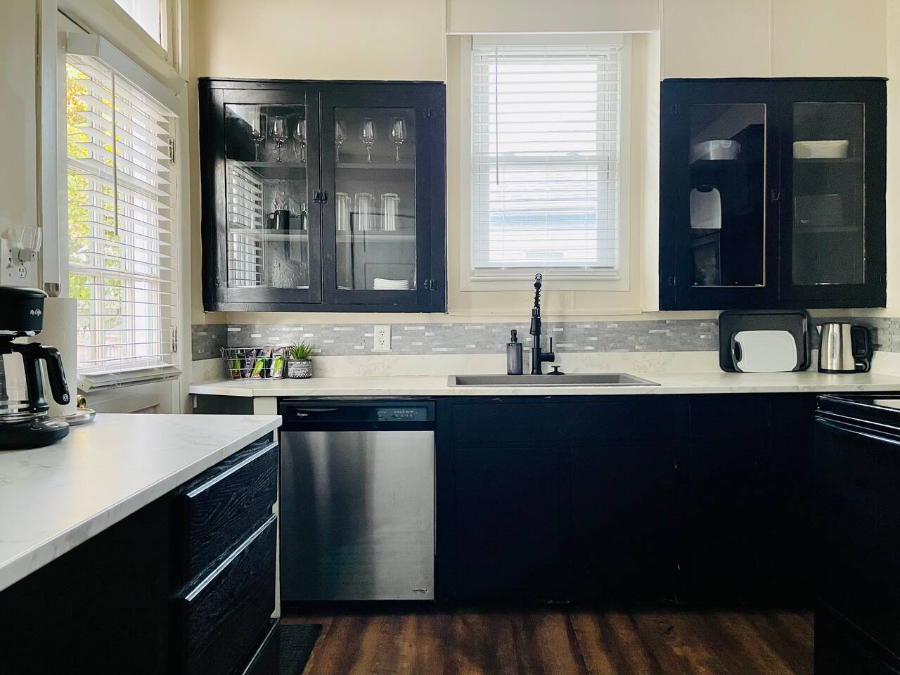 Abode à la Mode / Centrally Located 2BR/1BA Home