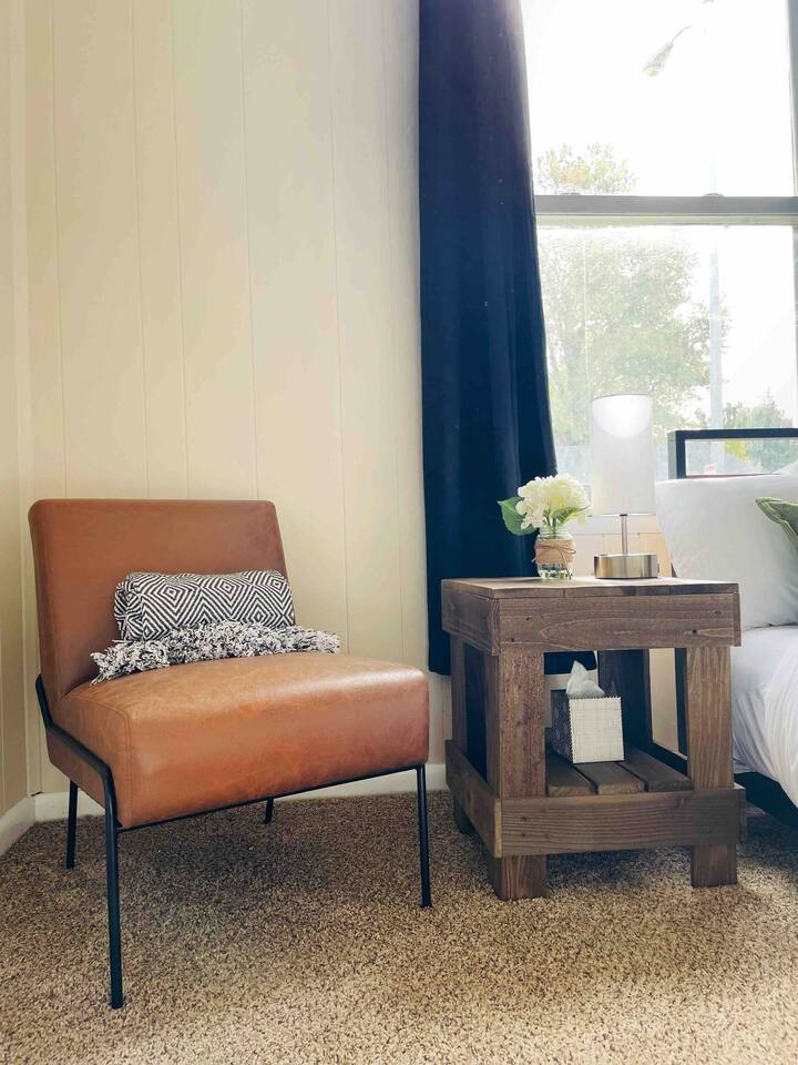 Abode à la Mode / Centrally Located 2BR/1BA Home