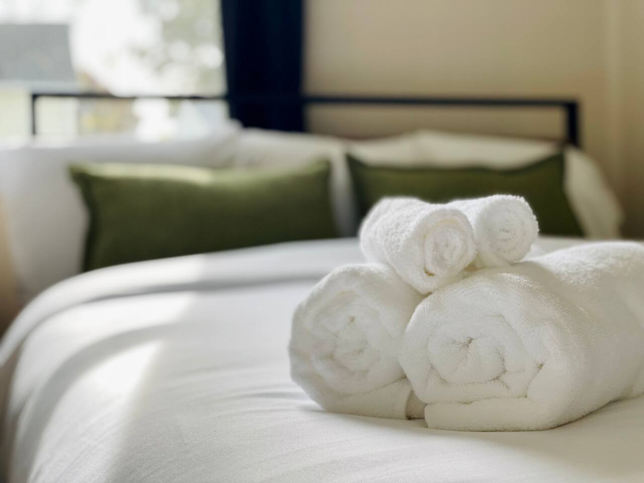 Abode à la Mode / Centrally Located 2BR/1BA Home