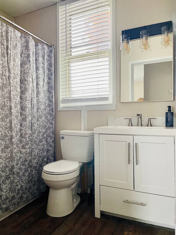 Abode à la Mode / Centrally Located 2BR/1BA Home