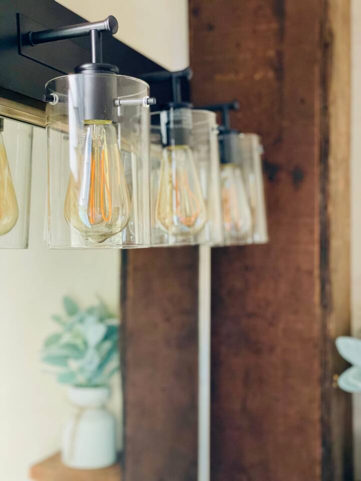 Abode à la Mode / Centrally Located 2BR/1BA Home