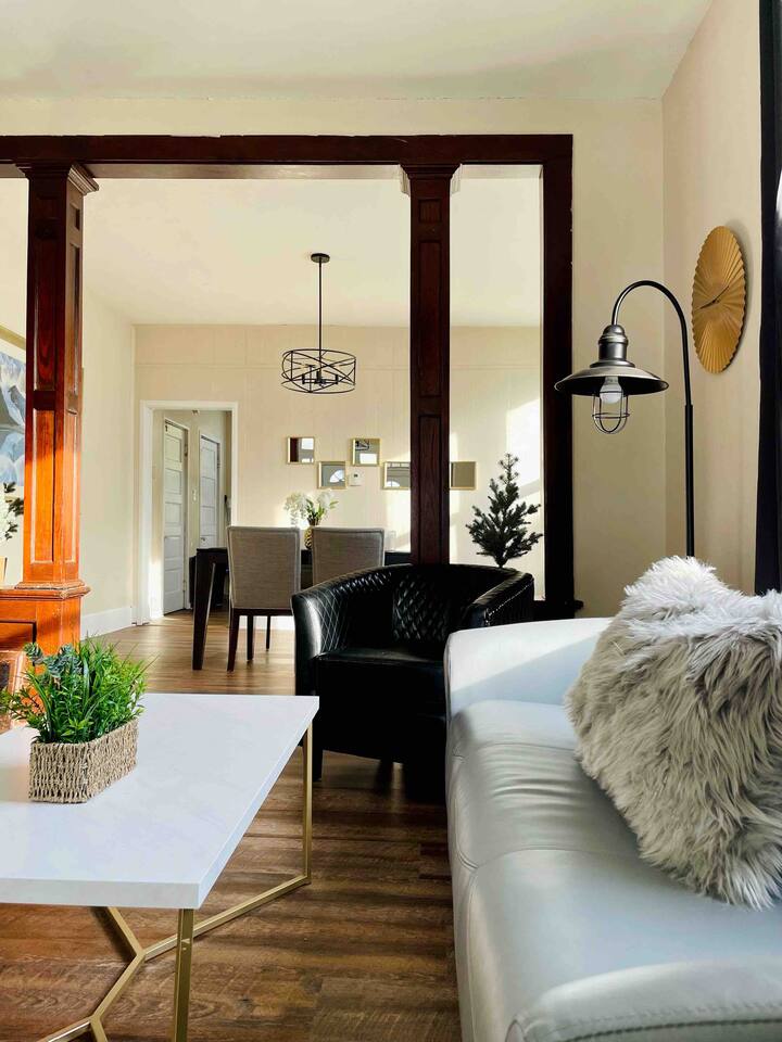 Abode à la Mode / Centrally Located 2BR/1BA Home