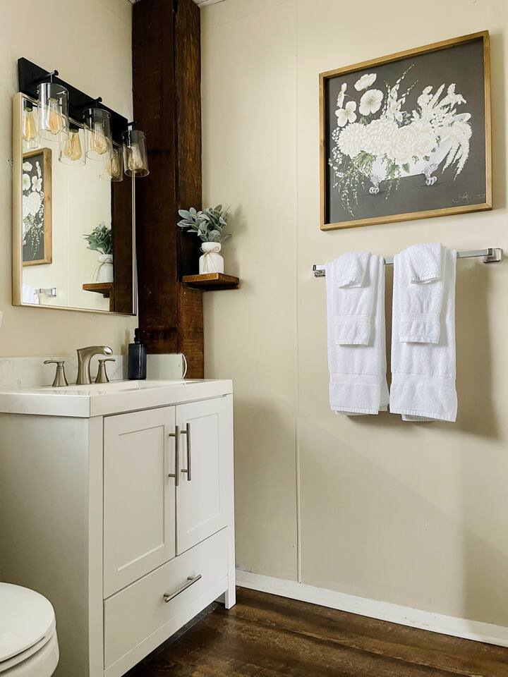 Abode à la Mode / Centrally Located 2BR/1BA Home