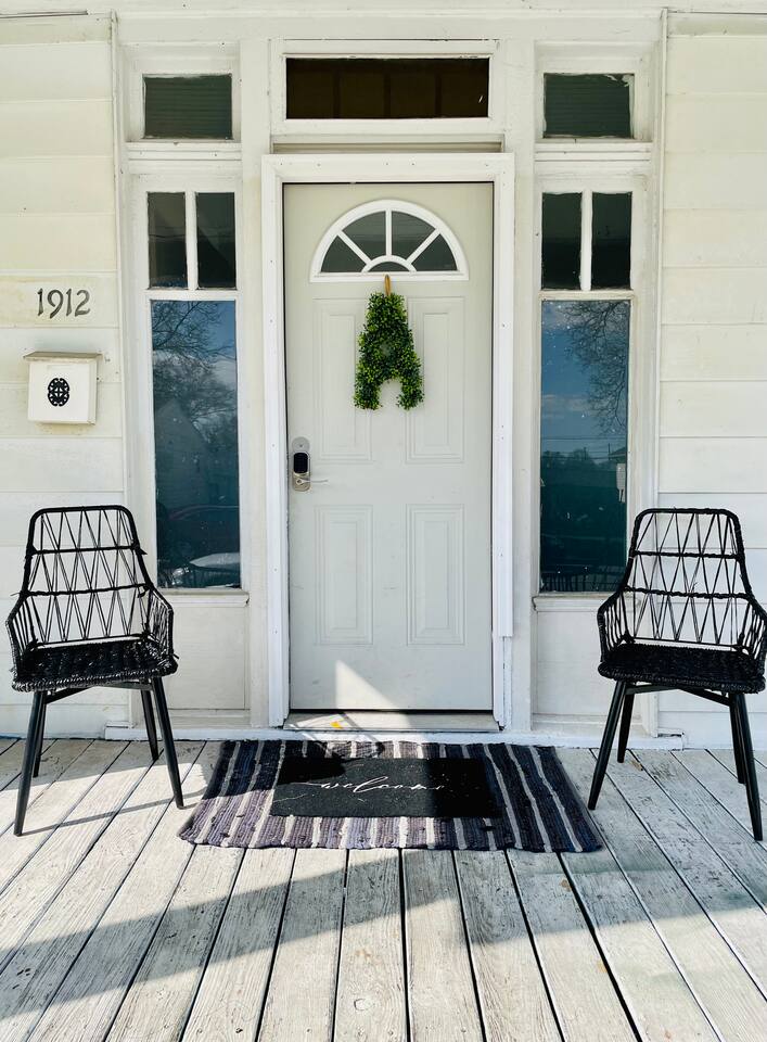 Abode à la Mode / Centrally Located 2BR/1BA Home photo 4