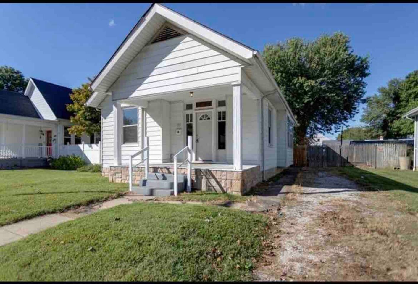 Abode à la Mode / Centrally Located 2BR/1BA Home