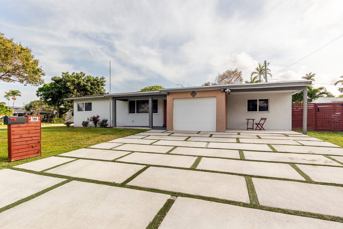 Mythical Manor King bed-Private Yard for Families