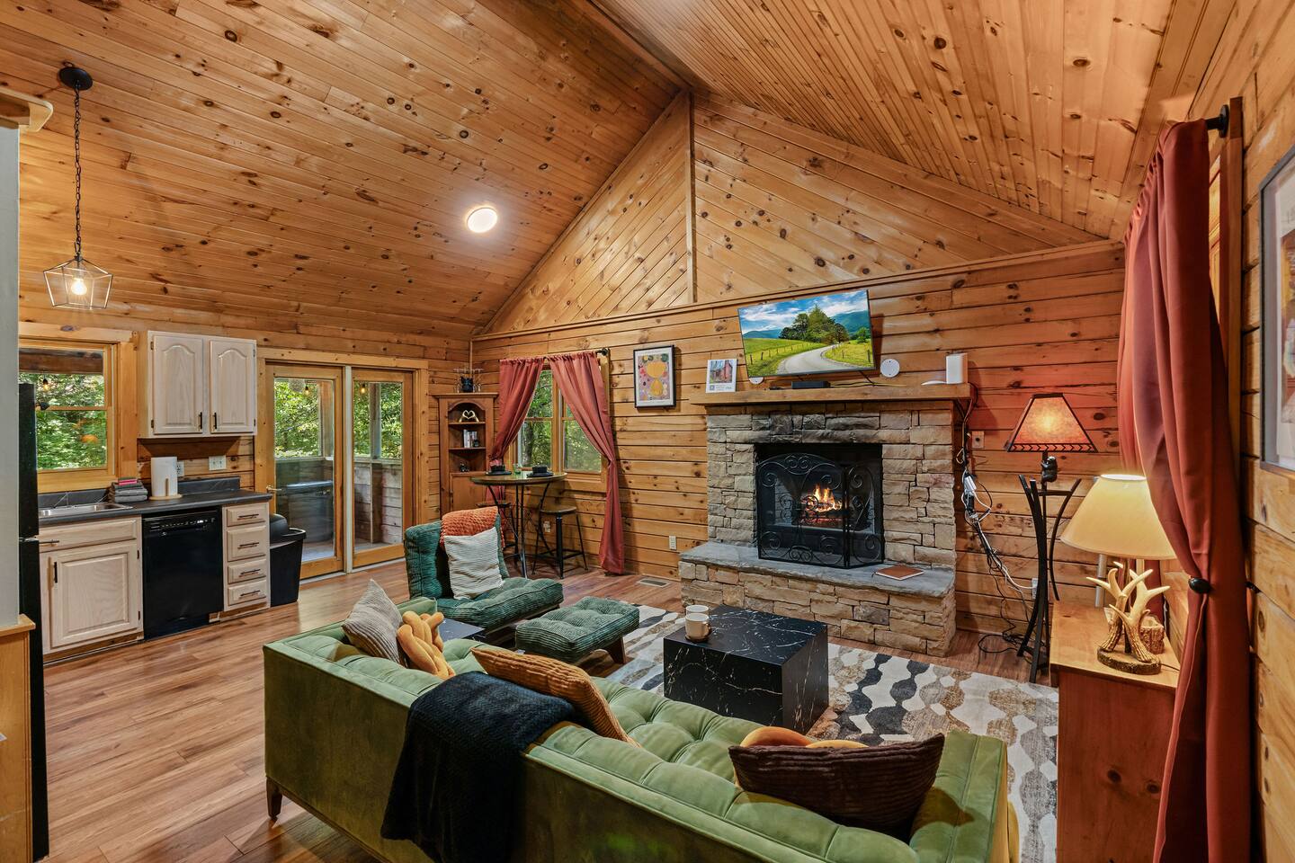 Couples Cabin! Hot Tub, Soaking Tub, Pigeon Forge.