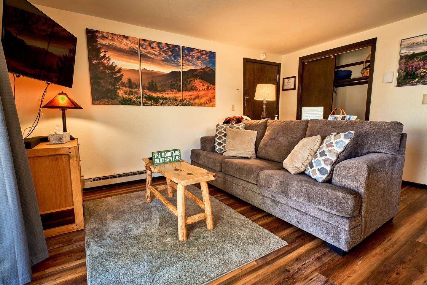 Mountain Hideout! Steps from Shuttle! Hot Tub!