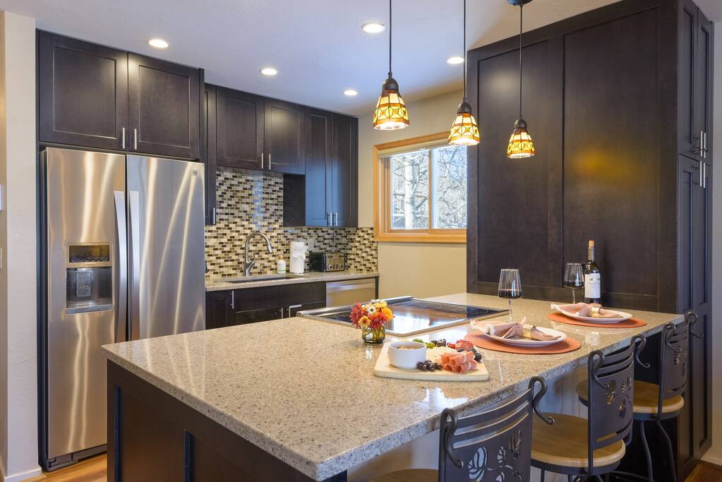 Sleeps 7, Hot Tub! Fireplace! View, 1st Stop/Bus!