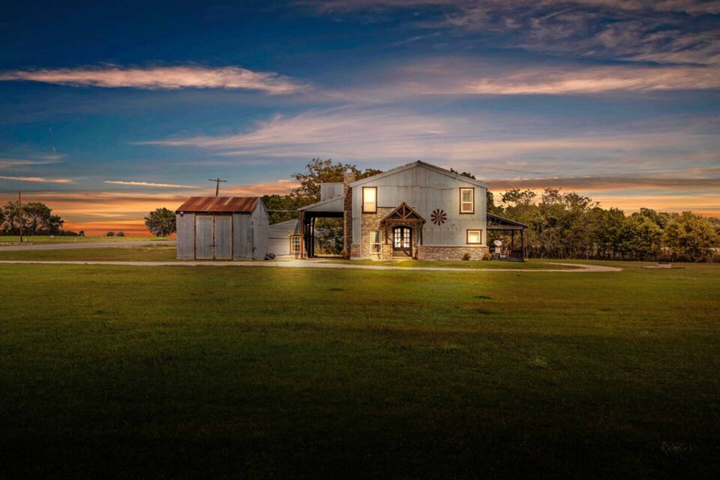 The Levi Gin - Luxury Vintage Retreat