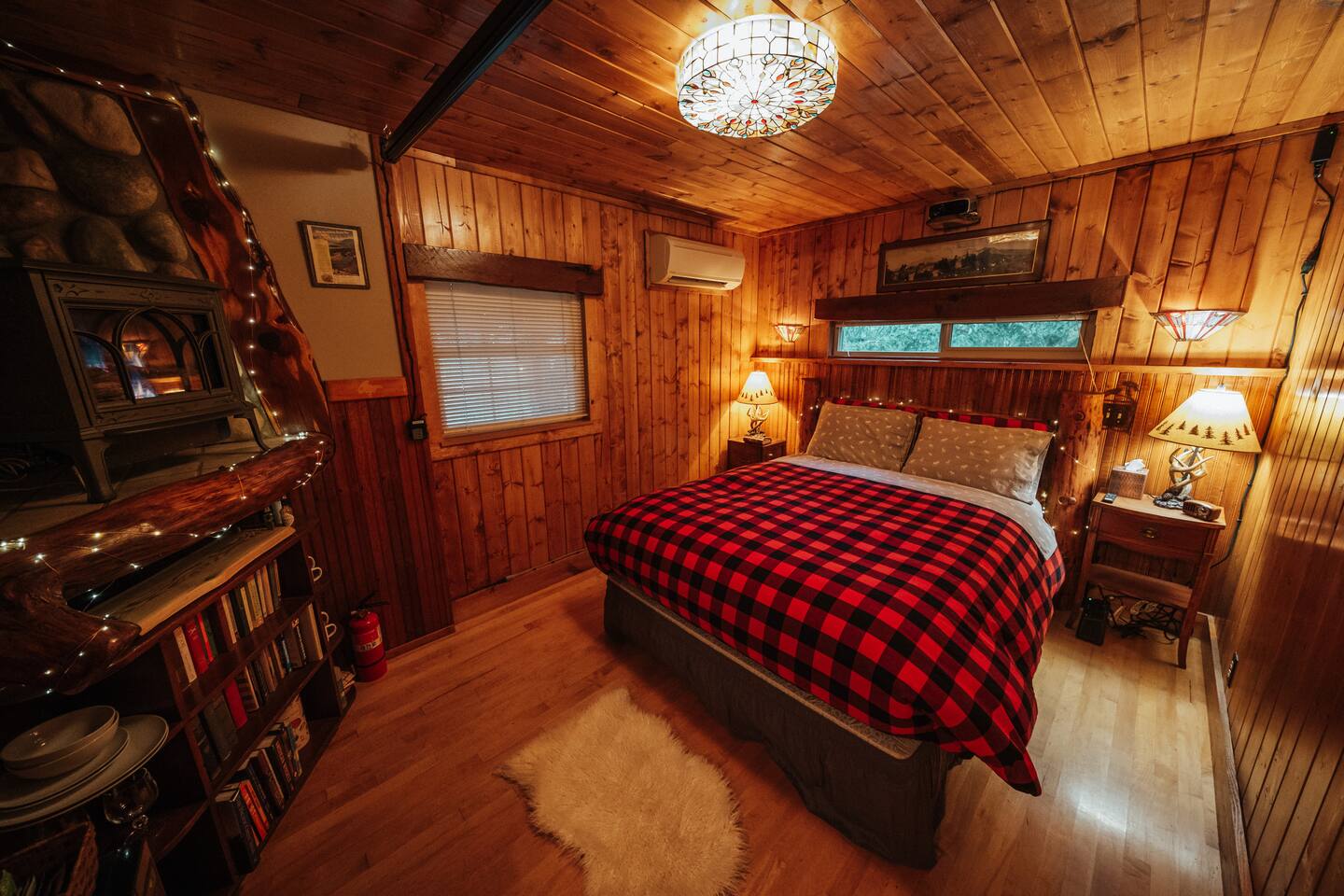 Kautz Suite at Ashford Lodge - Hot Tub, Fireplace!