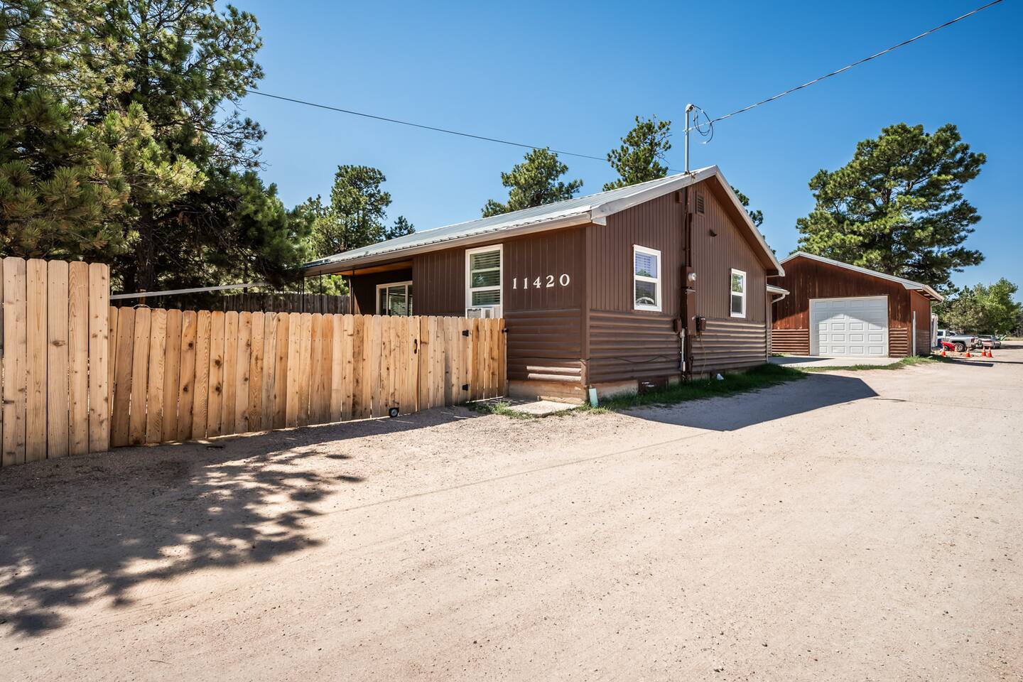 Forest cabin-Steps from Cafe- Fenced yard!
