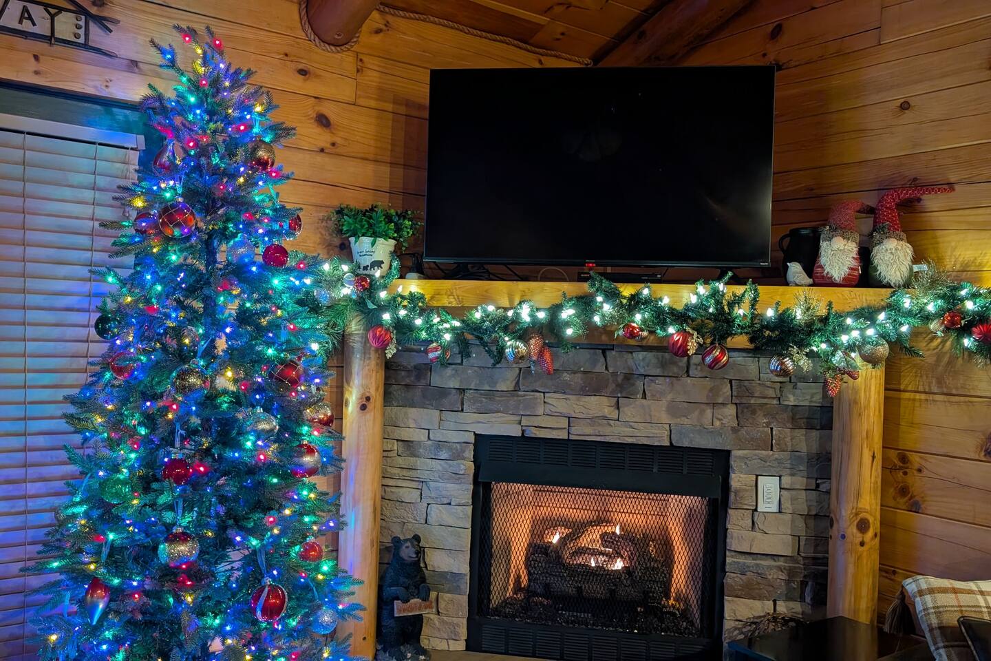 Relaxing Smoky Mountain Getaway- Hot Tub/Game Room