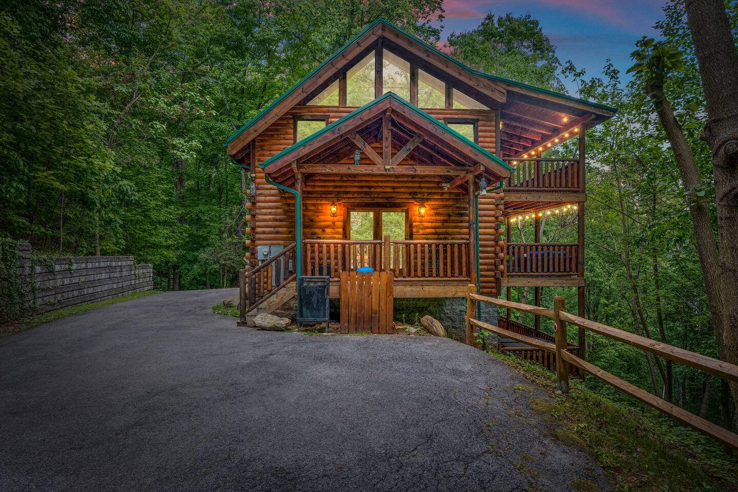 Fabulous Large Private Log Cabin W/ Ideal Location