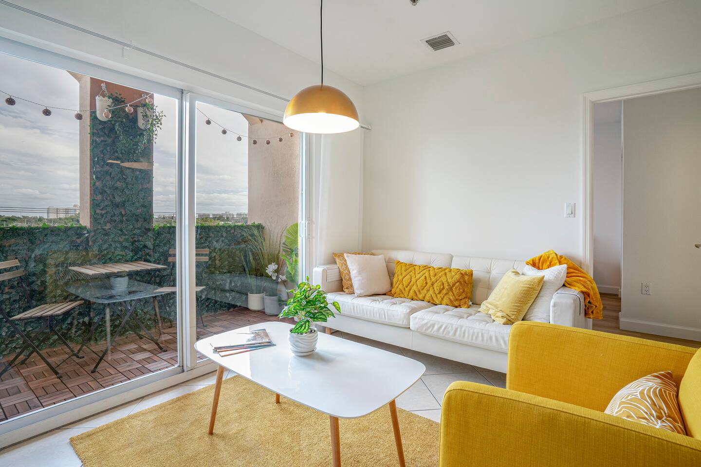 Trendy 2 bedrooms 2 bathrooms Apt, Sleeps 5,  Split King Bed, Free Parking, Pet OK