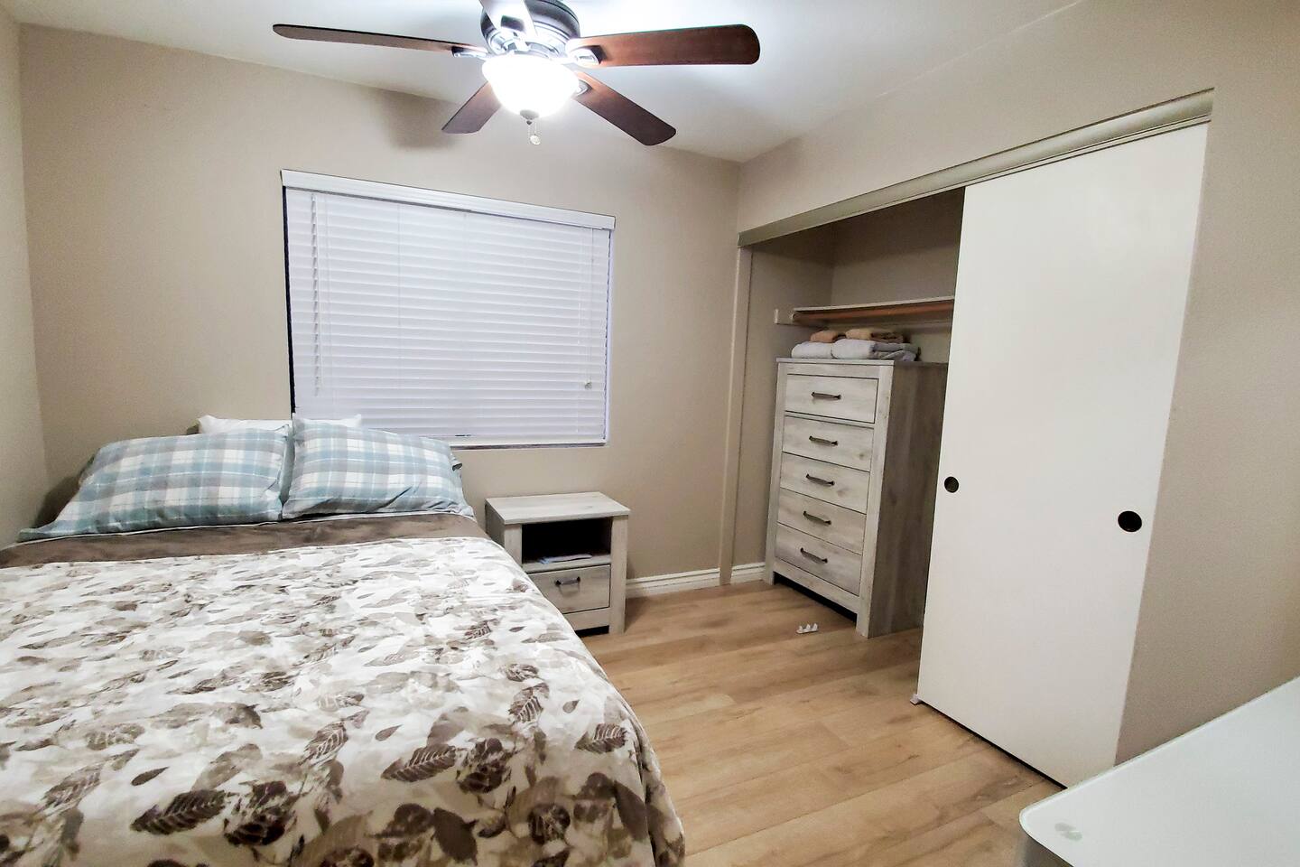 ★★★★★ C-19 CLEAN Memory Queen, Bath, Desk & Wifi