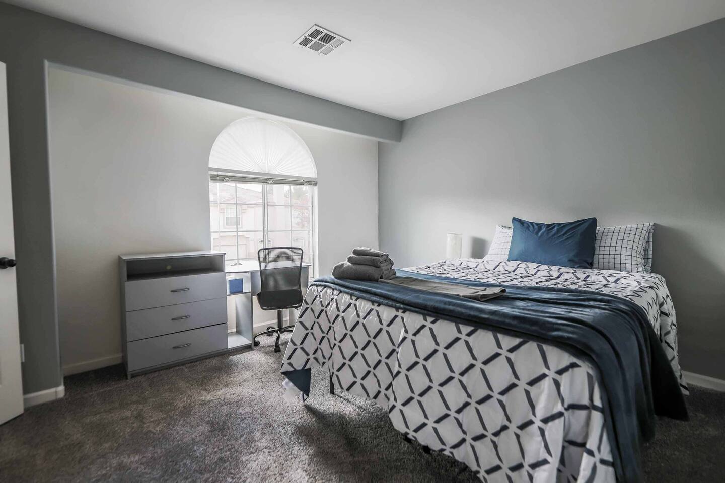 ★★★★★ Safe Community, Memory Foam & Fast Wifi+Desk