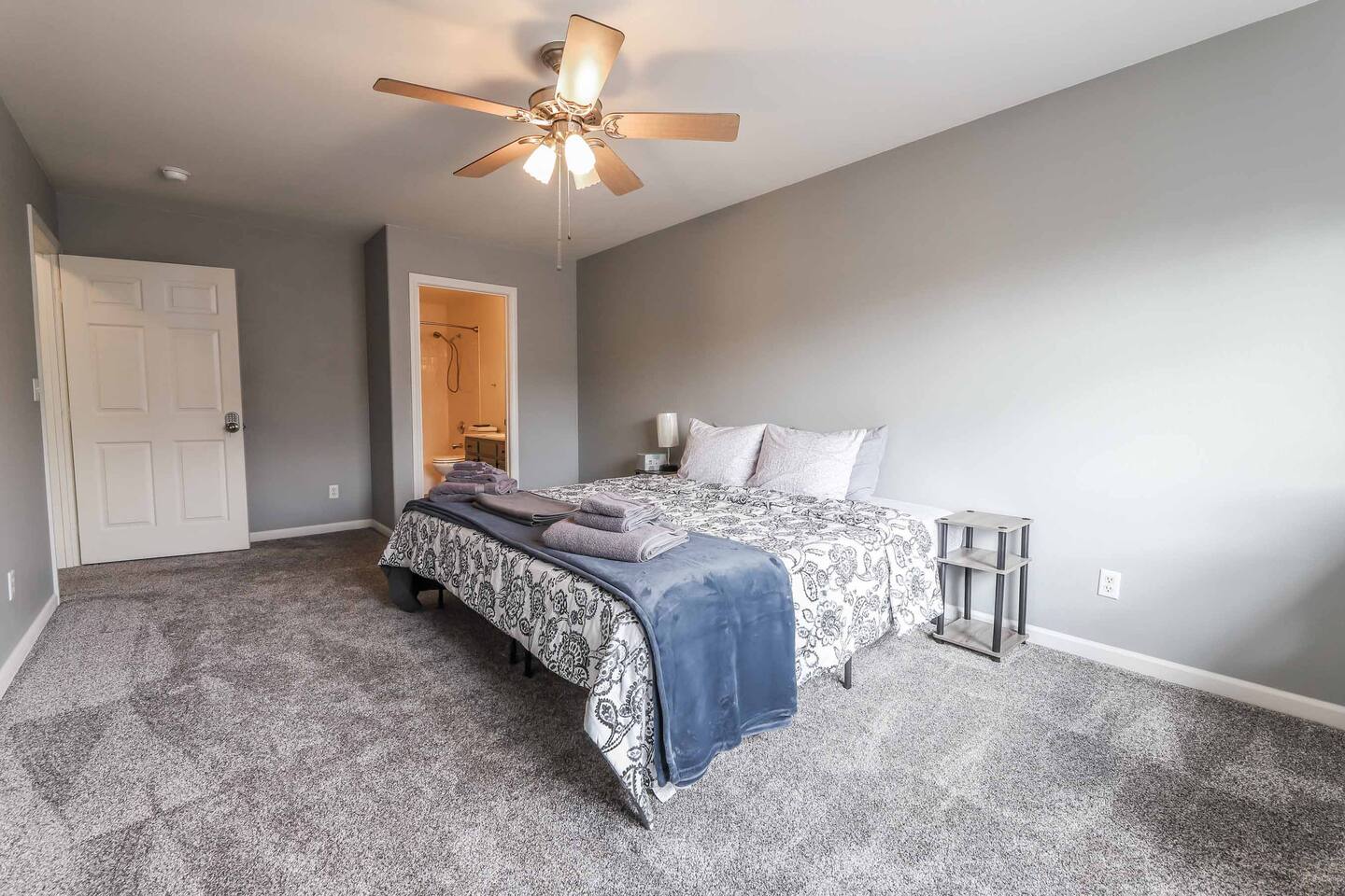 ★★★★★ KING Memory Foam, Wifi, Desk, Private Bath