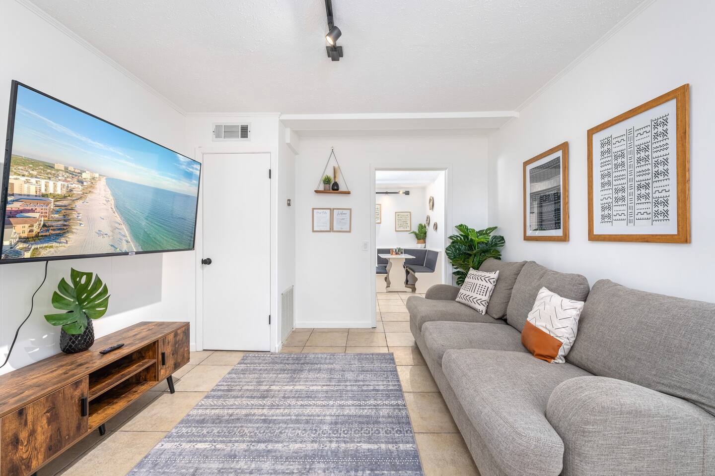 Cottage for 6 - WALK TO BEACH - w/ KING bed