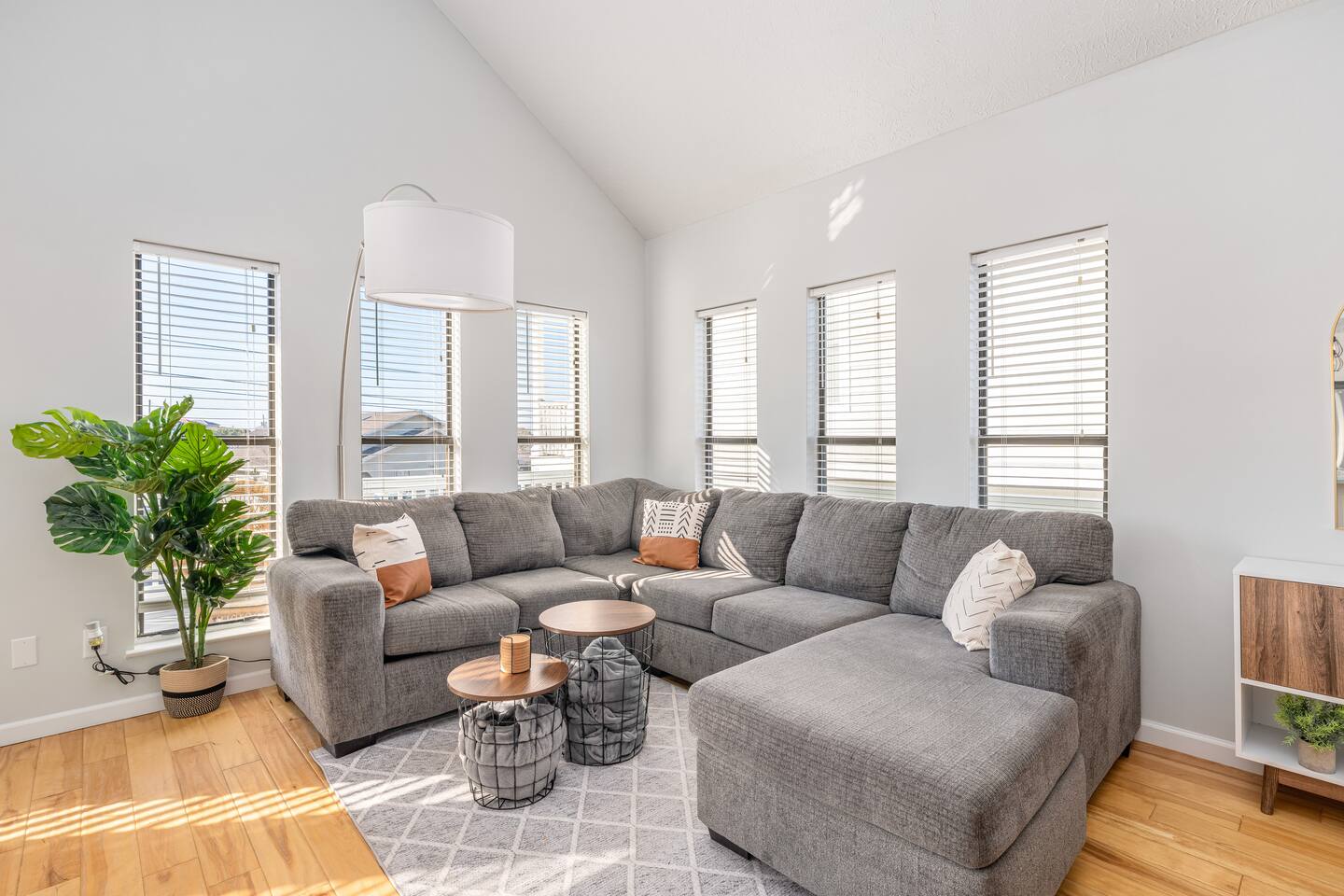 Beach House for 10 - WALK TO BEACH - w/ KING bed!