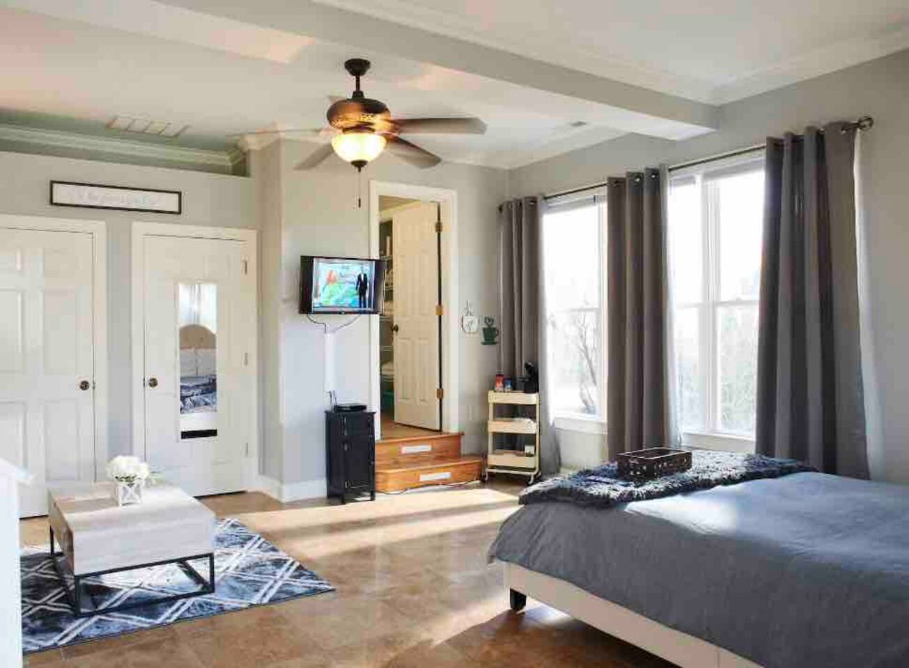 Private, plush in-law suite w/private entrance!