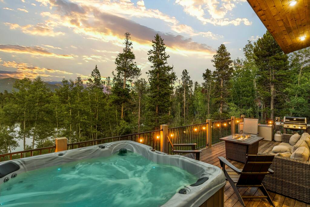 Luxury Lakefront • Views • HotTub • Wildlife!
