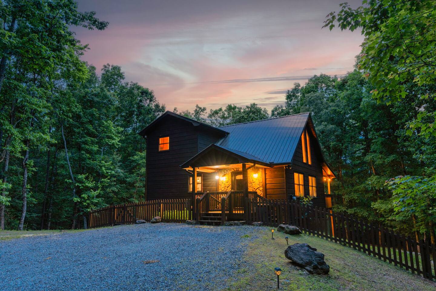 Wild Oak Lodge! Hiking Trail, Hot Tub, Game Room!