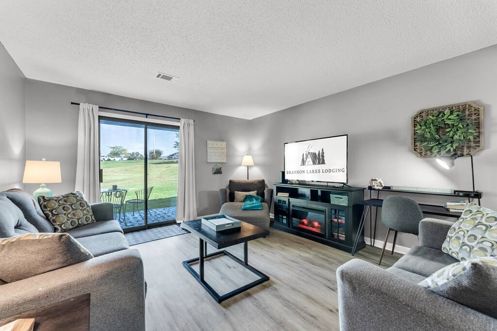 Walkin/Pools/Hot Tub/Golf Front/Lake Resort Fun!